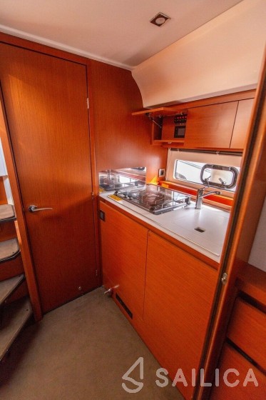 Leader 36 - Yacht Charter Sailica