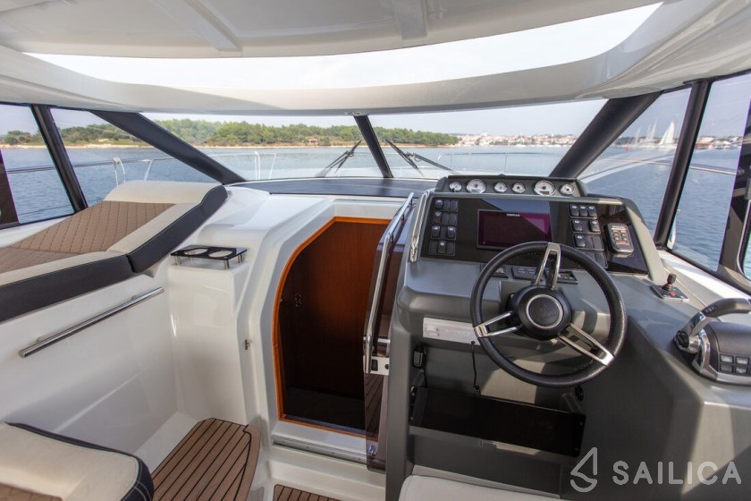 Leader 36 - Yacht Charter Sailica