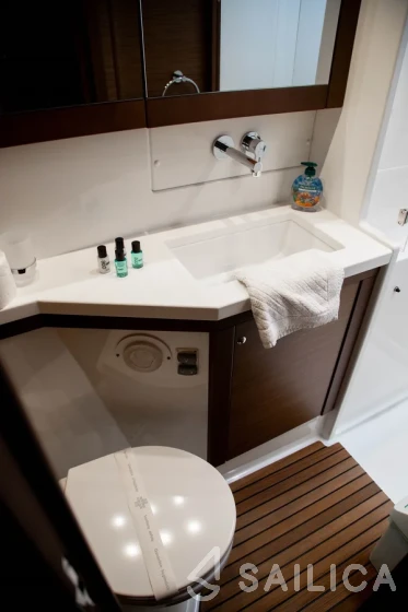 Lagoon 450  Flybridge - Yacht Charter Sailica
