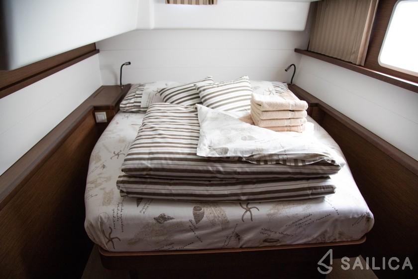 Lagoon 450  Flybridge - Yacht Charter Sailica