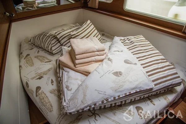 Lagoon 450  Flybridge - Yacht Charter Sailica