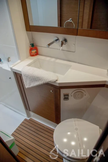 Lagoon 450  Flybridge - Yacht Charter Sailica