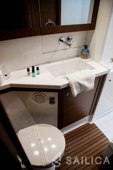 Lagoon 450  Flybridge - Yacht Charter Sailica
