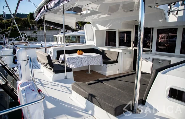 Lagoon 450  Flybridge - Yacht Charter Sailica