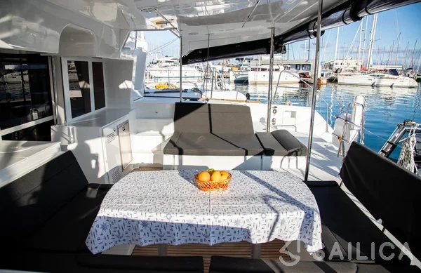 Lagoon 450  Flybridge - Yacht Charter Sailica