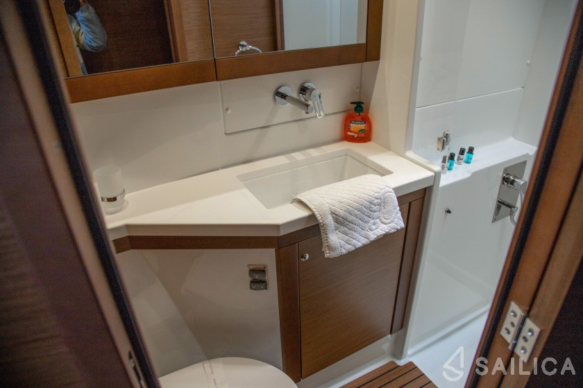 Lagoon 450  Flybridge - Yacht Charter Sailica