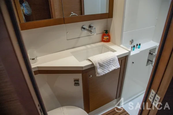Lagoon 450  Flybridge - Yacht Charter Sailica
