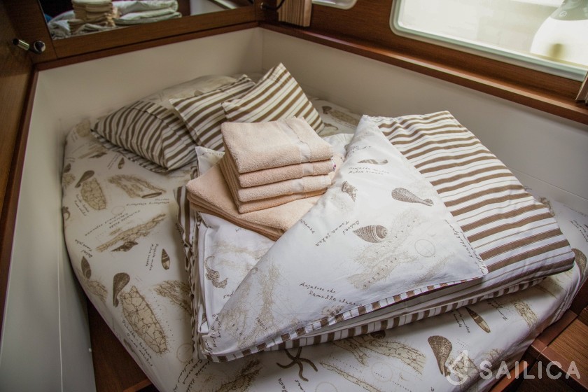 Lagoon 450  Flybridge - Yacht Charter Sailica