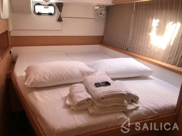 Lagoon 400 S2 - Yacht Charter Sailica