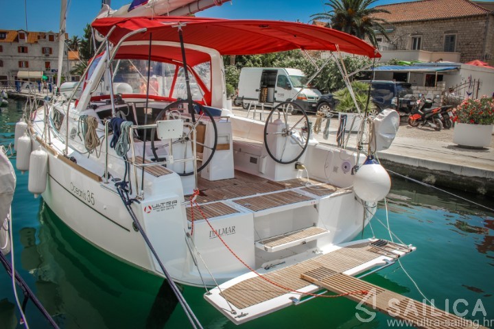 Oceanis 35 - Yacht Charter Sailica