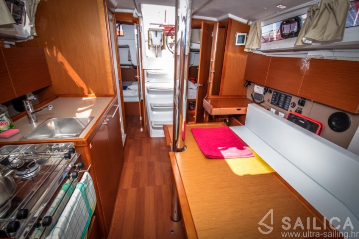 Oceanis 35 - Yacht Charter Sailica
