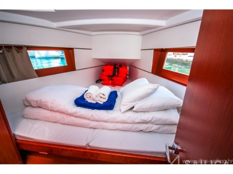 Oceanis 35 - Yacht Charter Sailica