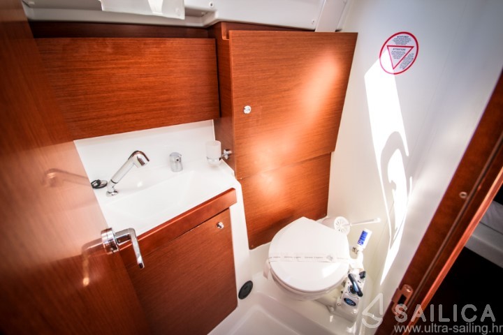 Oceanis 35 - Yacht Charter Sailica