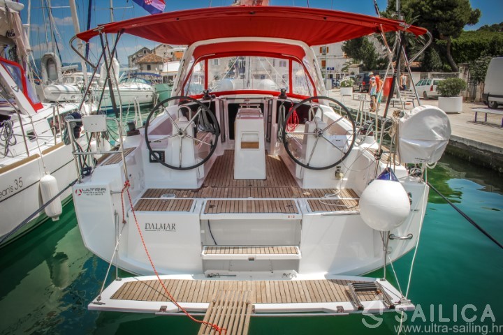 Oceanis 35 - Yacht Charter Sailica