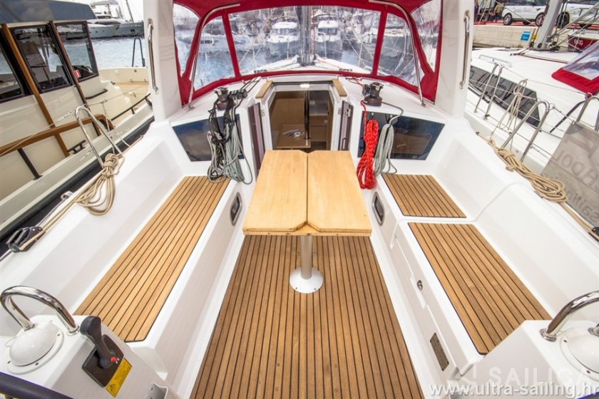 Oceanis 35 - Yacht Charter Sailica