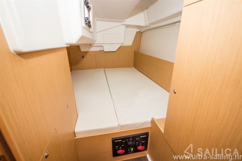 Oceanis 35 - Yacht Charter Sailica