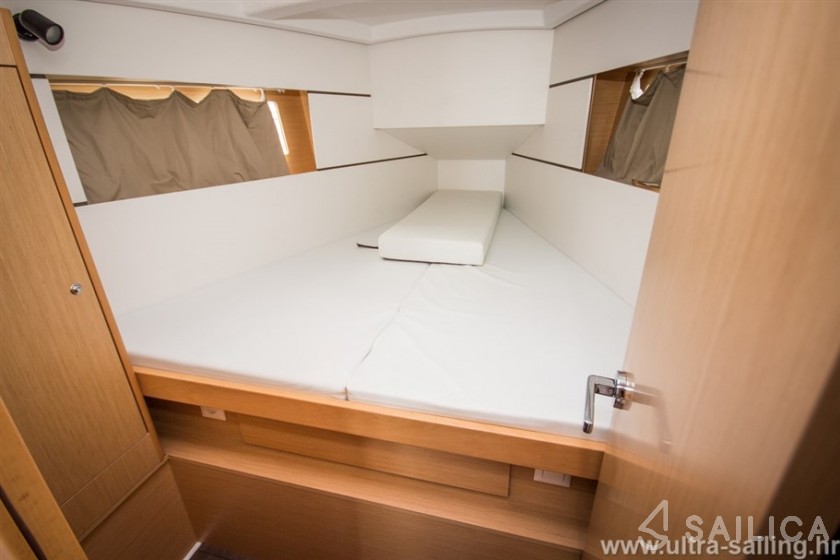 Oceanis 35 - Yacht Charter Sailica