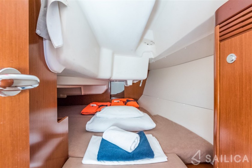 Oceanis 31 - Yacht Charter Sailica