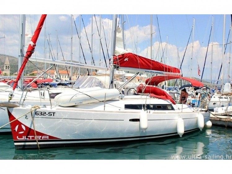 Oceanis 31 - Yacht Charter Sailica