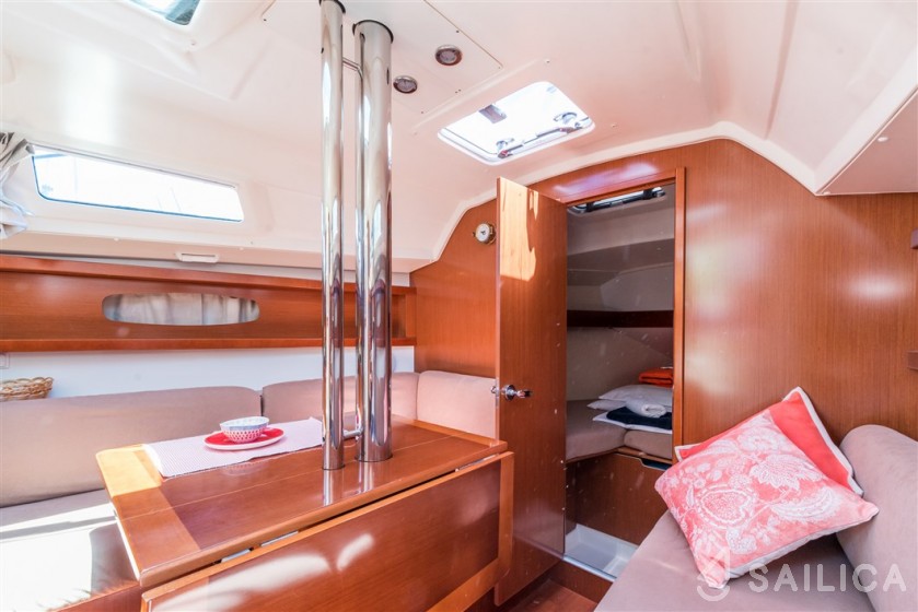 Oceanis 31 - Yacht Charter Sailica