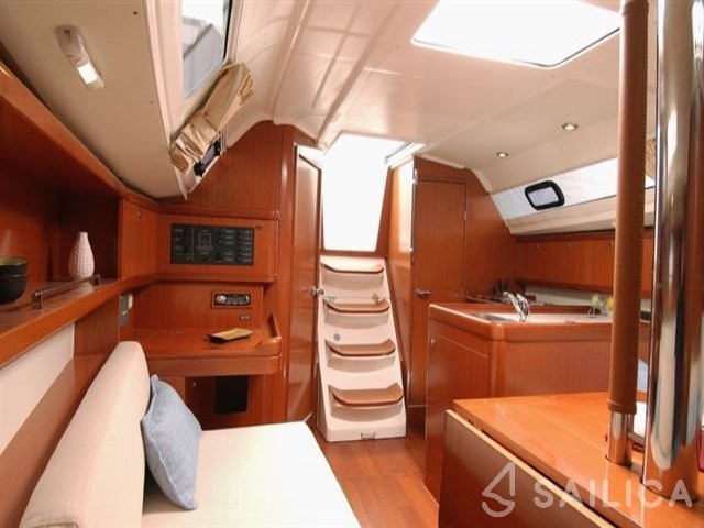 Oceanis 31 - Yacht Charter Sailica