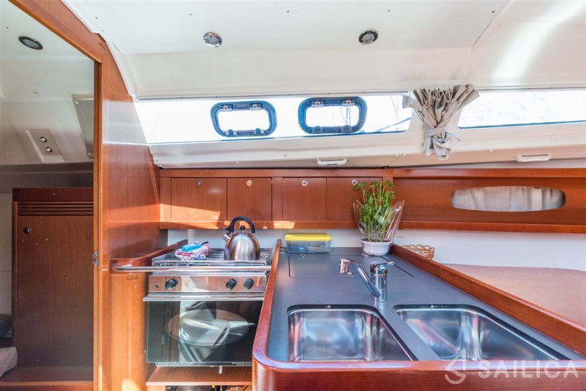Oceanis 31 - Yacht Charter Sailica