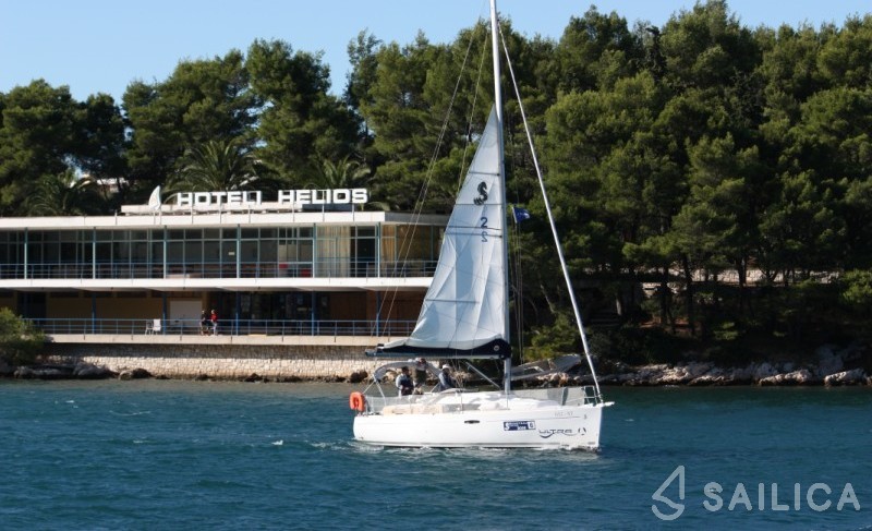 Oceanis 31 - Yacht Charter Sailica