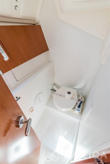 Oceanis 31 - Yacht Charter Sailica