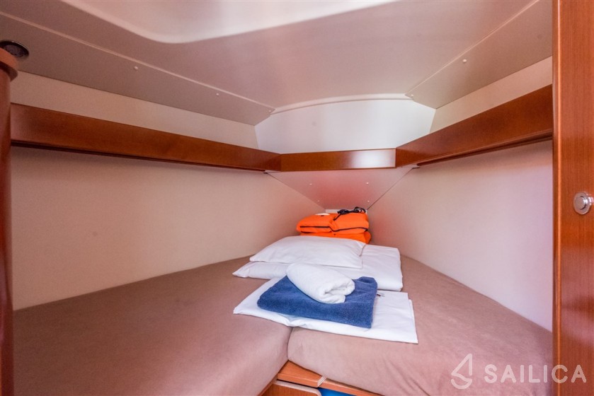 Oceanis 31 - Yacht Charter Sailica