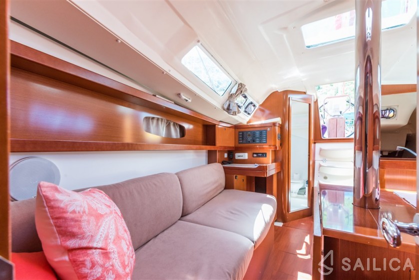 Oceanis 31 - Yacht Charter Sailica