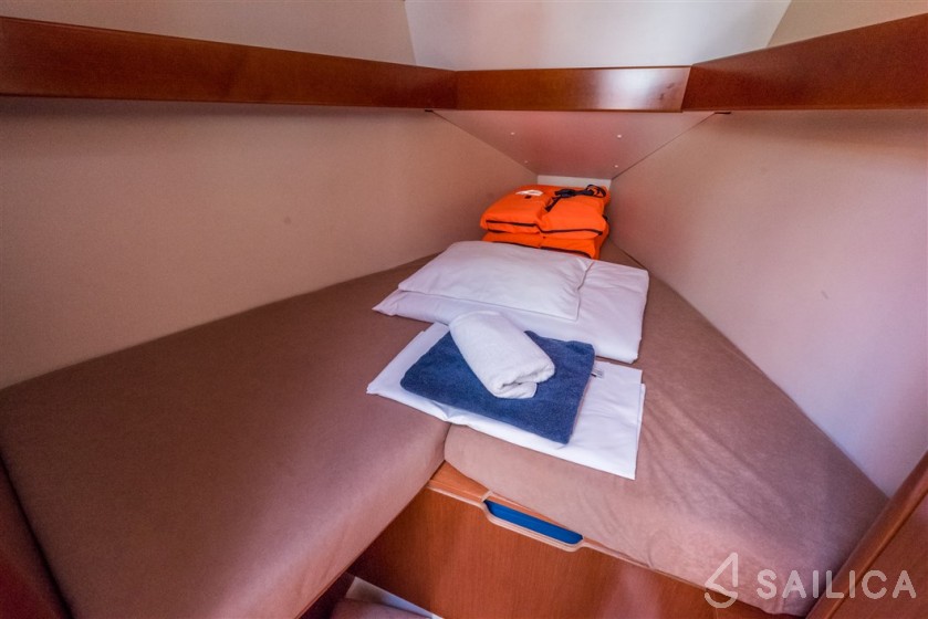 Oceanis 31 - Yacht Charter Sailica