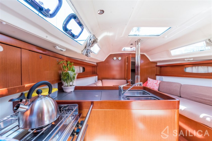 Oceanis 31 - Yacht Charter Sailica