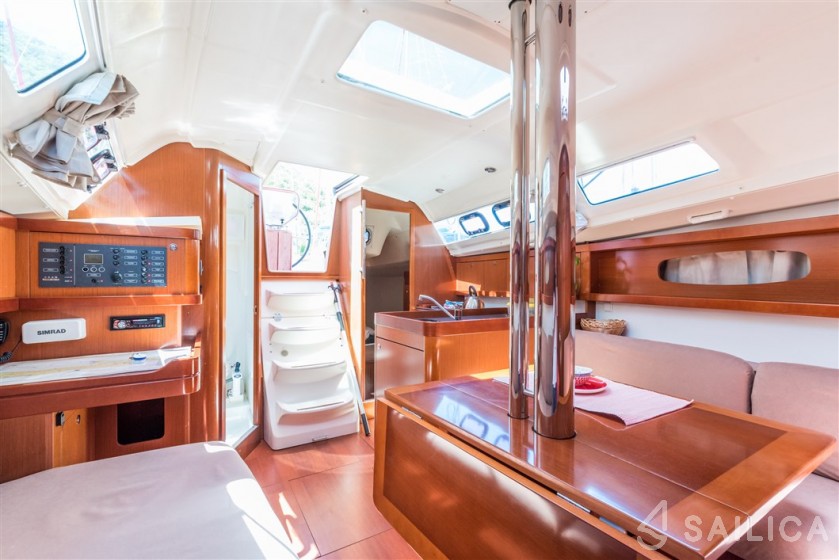 Oceanis 31 - Yacht Charter Sailica