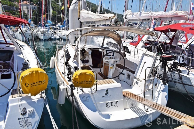Oceanis 31 - Yacht Charter Sailica