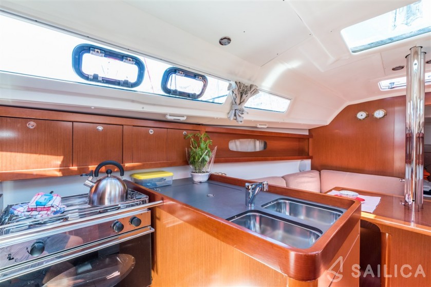 Oceanis 31 - Yacht Charter Sailica