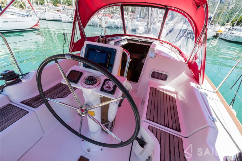 Oceanis 31 - Yacht Charter Sailica