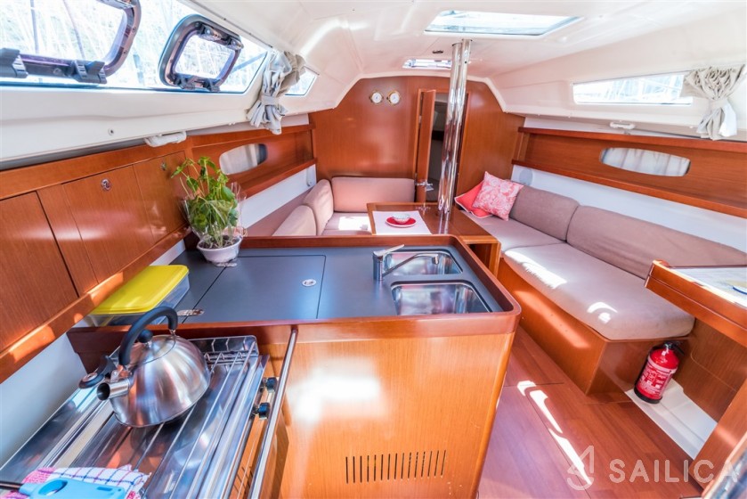 Oceanis 31 - Yacht Charter Sailica
