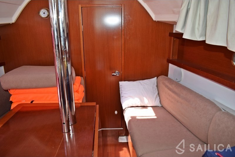 Oceanis 31 - Yacht Charter Sailica