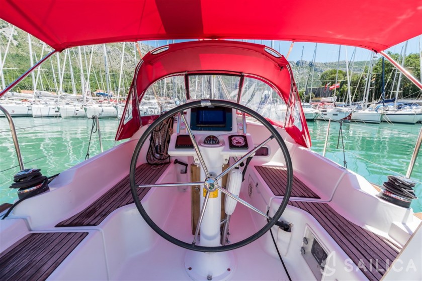 Oceanis 31 - Yacht Charter Sailica