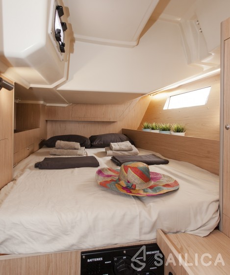 Oceanis 41.1 - Yacht Charter Sailica
