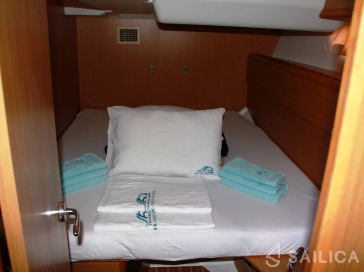 Jeanneau 53 - Yacht Charter Sailica