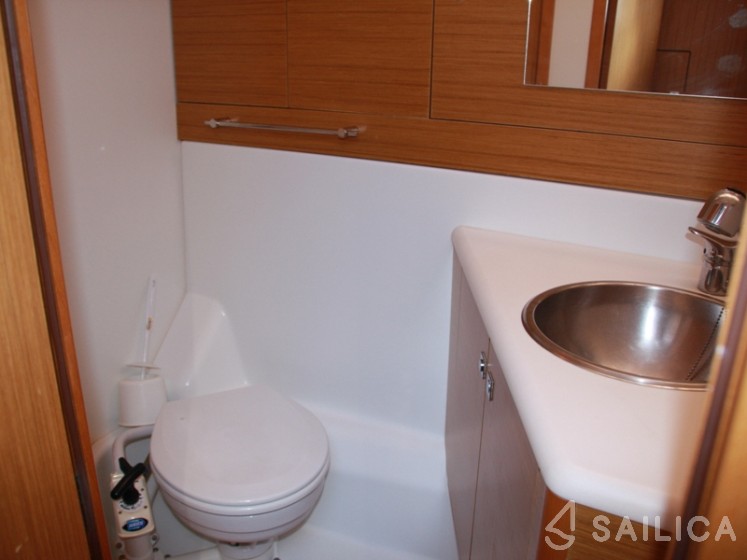 Jeanneau 53 - Yacht Charter Sailica
