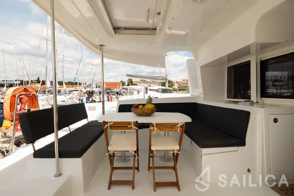 Lagoon 450  Flybridge - Yacht Charter Sailica