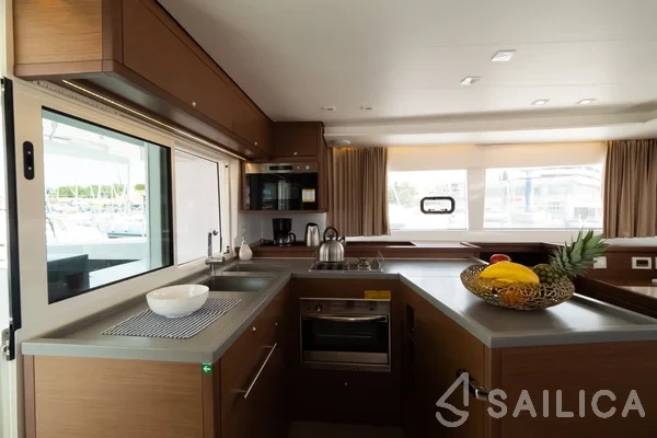 Lagoon 450  Flybridge - Yacht Charter Sailica