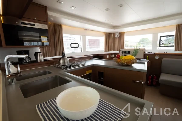 Lagoon 450  Flybridge - Yacht Charter Sailica