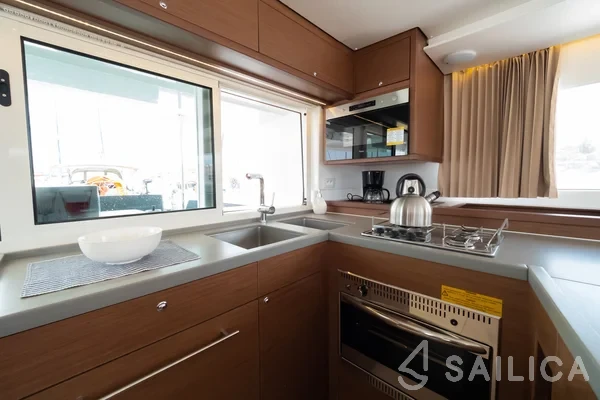 Lagoon 450  Flybridge - Yacht Charter Sailica