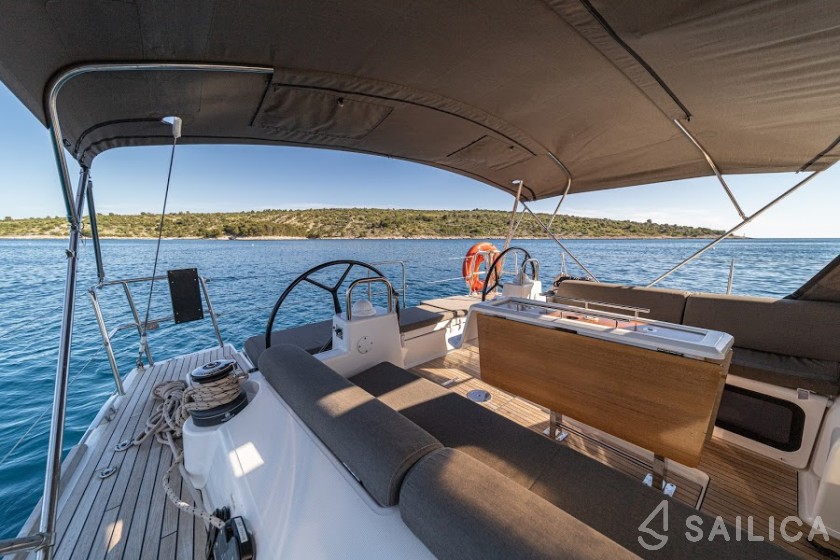 Dufour 520 GL - Yacht Charter Sailica