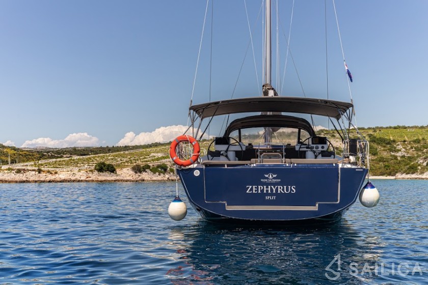 Dufour 520 GL - Yacht Charter Sailica