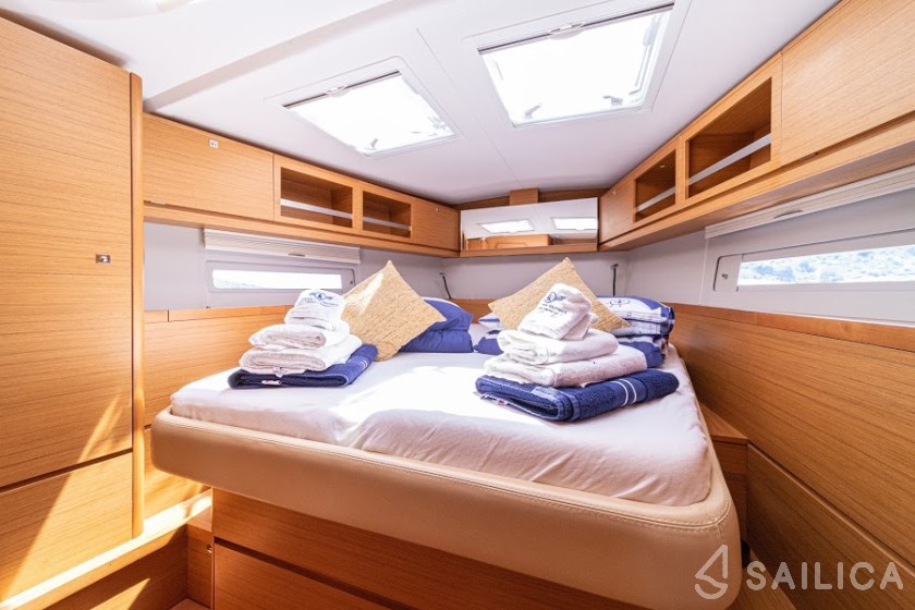 Dufour 520 GL - Yacht Charter Sailica