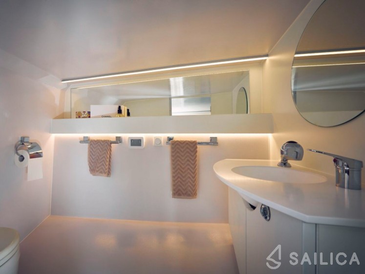 Frauscher 1017 GT - Yacht Charter Sailica